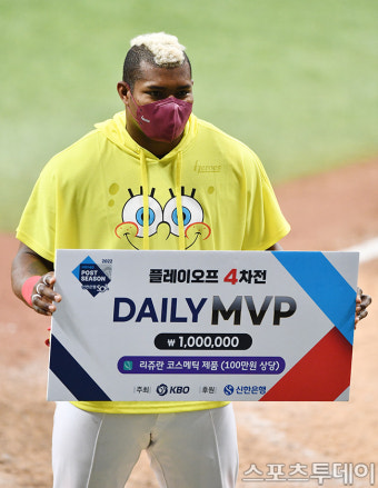 '5할 맹타' 이정후, PO 시리즈 MVP 선정…4차전 MVP에 푸이그