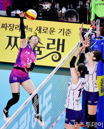 [ST포토] 공격하는 흥국생명 김미연