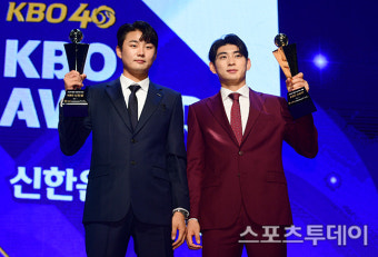 [ST포토] 정철원-이정후 '신인왕과 MVP'