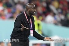 가나 감독 