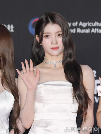 [ST포토] 케플러 샤오팅 '러블리한 손인사'