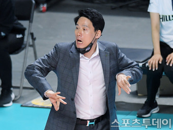 [ST포토] 강성형 감독 '벌려서'