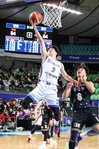 '우동현 4쿼터 맹활약' 한국가스공사, 선두 KGC 격파