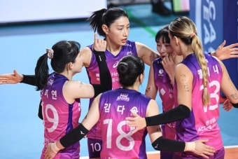 '김연경 28점' 흥국생명, 한국도로공사에 대역전극…4연승+선두 추격