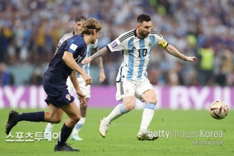 '메시 선제골' 아르헨티나, 크로아티아에 1-0으로 앞서