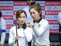 [ST포토] 길 만드는 김가영-김진아