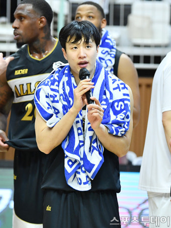 [ST포토] 팬들에게 감사 인사 전하는 허웅