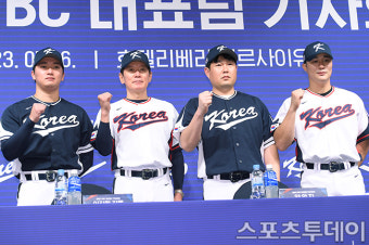 [ST포토] 고우석-이강철 감독-양의지-김하성 '힘찬 파이팅'