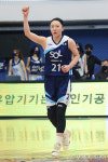 김진영 30득점 신한은행, 우리은행 15연승 저지