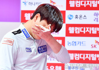 [ST포토] 강민구, '첫 우승에 눈물을 닦고'