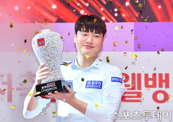 [ST포토] 강민구, '첫 우승 트로피 들고~'