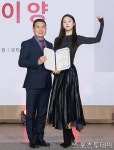 [ST포토] 깊은바다 장명윤 대표, 수상 축하합니다