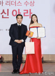 [ST포토] 인플루언서상 시상한 지우컴퍼니 서광원 브랜드 사업본부장