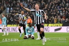 롱스태프 멀티골 뉴캐슬, 사우샘프턴 꺾고 EFL컵 결승 진출