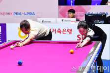 [ST포토] 스롱 피아비-김보미, 선공을 가리는 뱅킹샷