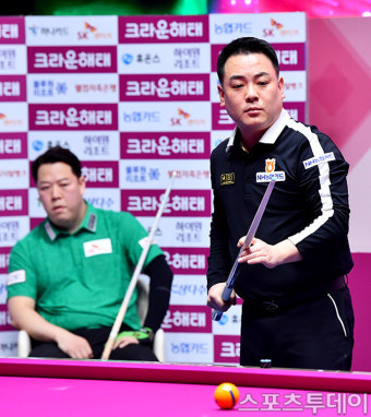 [ST포토] 샷하는 조재호와 궁금한 강동궁