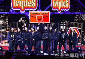 [스투라이크] 트리플에스(tripleS), 완전체 10명이 선보이는 신곡 '라이징' 무대 공개