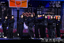 [ST포토] 트리플에스, 10명이 꽉 채우는 데뷔 무대