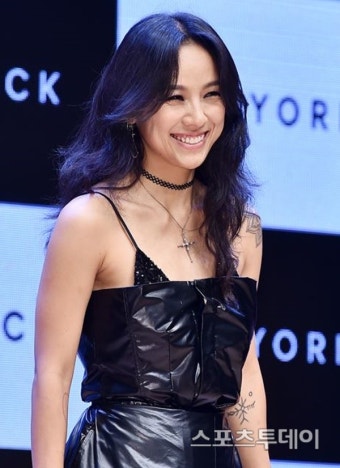 이효리, 본격 활동 시동…안테나 전속계약 후 김태호PD와 예능 론칭 [종합]