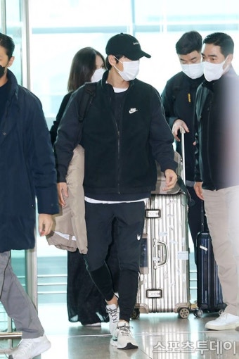 [스투라이크] 송중기, 임신한 영국인 아내 케이티와 출국