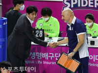 [ST포토] 악수하는 김종민 감독과 아본단지 감독