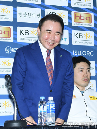 [ST포토] 미소 짓는 대한빙상연맹 윤홍근 회장