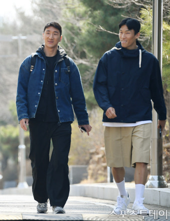 [ST포토] 클린스만호 합류 하는 정우영-김승규