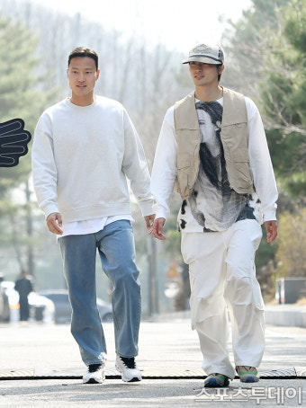 [ST포토] 권경원-조규성 '남다른 패션감각'