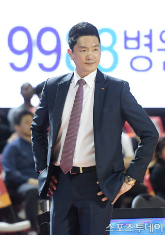 [ST포토] 경기 지켜보는 전희철 감독