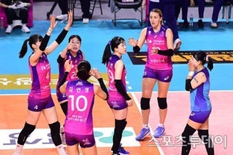 '옐레나·김연경 펄펄' 흥국생명, 한국도로공사 격파…통합우승까지 1승 남겨