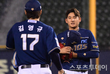 [ST포토] 김진호, 김영규 뒤를 부탁해