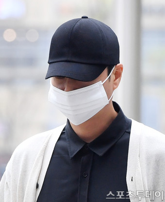 [ST포토] 가수 신혜성, 모자와 마스크로 얼굴 가리고 법원 출석
