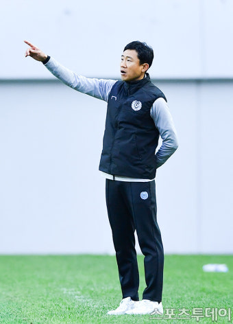 [ST포토] 최원권 감독, '집중해!'