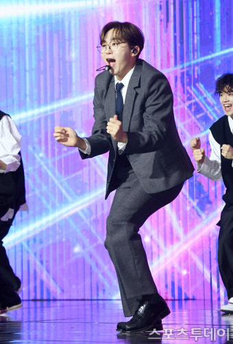 [ST포토] 부석순 승관 '축하무대는 이렇게~'