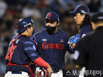 [ST포토] 마운드에 올라온 배영수 코치