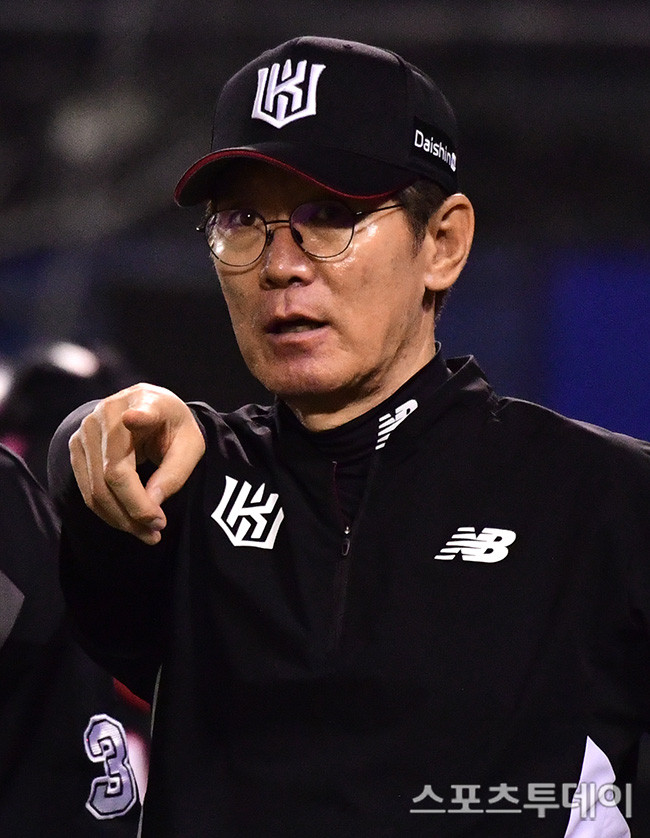 KT 위즈 이강철 감독, KBO 결정에 죽는 것보다는 낫다 밝혀