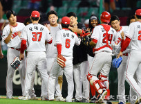 [ST포토] SSG, LG 상대로 5-3 승리