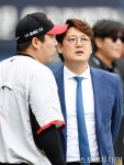 [ST포토] 김현수-김선우 해설위원 진지한 대화