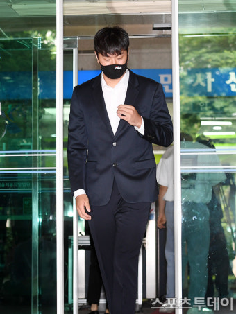 [ST포토] 무죄 선고 받고 법원 나서는 이영하
