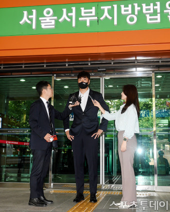 [ST포토] '학교폭력 의혹' 무죄 선고 받고 인터뷰하는 이영하