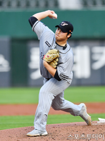 [ST포토] 힘차게 공 뿌리는 한화 김민우