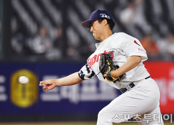 [ST포토] 마운드 오른 롯데 신정락