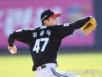 [ST포토] 김윤식 4차전 승리를 위해