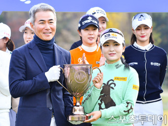 [ST포토] 우승 트로피 받는 이예원