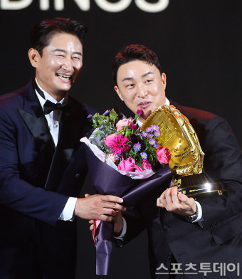[ST포토] 손아섭 축하하는 박용택, '지명타자가 쉬운 자리가 아냐'