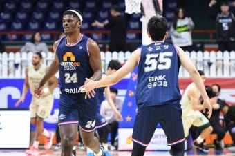 '존슨 더블 더블' KCC, 69-61로 소노 제압…5위로 점프