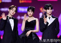 [ST포토] 2023 가요대전 MC 맡은 키-안유진-연준