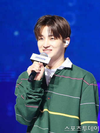 [ST포토] 투어스 지훈 '어색한 미소로'