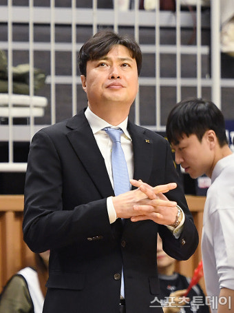 [ST포토] 점수판 보는 송영진 감독
