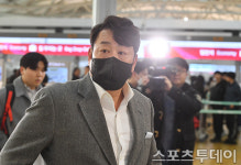 [ST포토] 진갑용 KIA 수석코치, 취재진과 인터뷰를 위해 이동